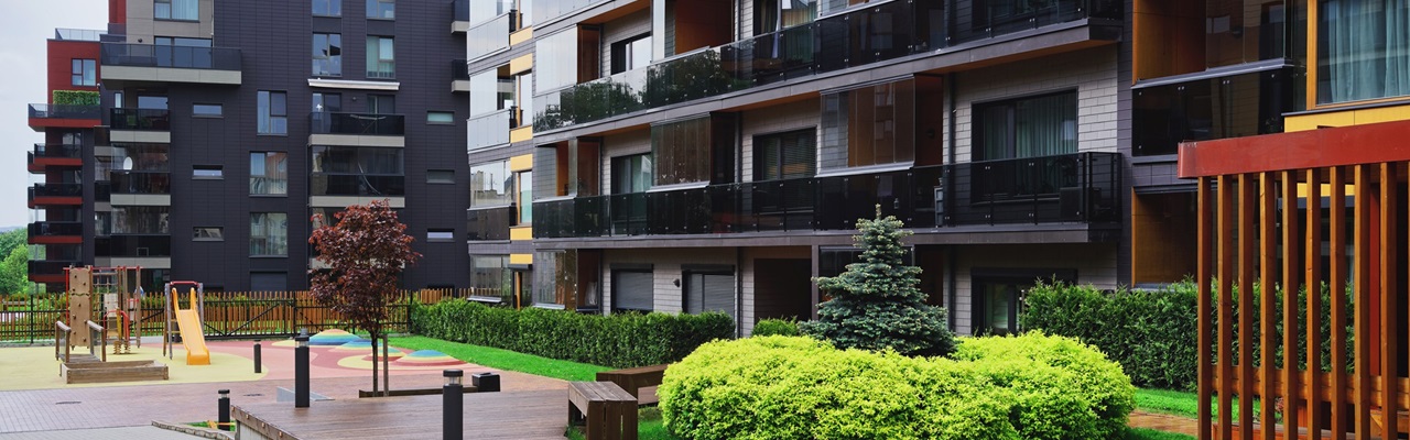 Moderne größere Wohnanlage mit begrüntem Innenhof