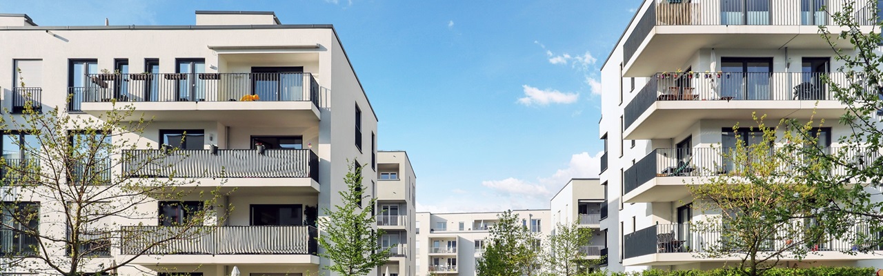 Helles modernes Wohnquartier mit mehreren Mehrfamilienhäusern